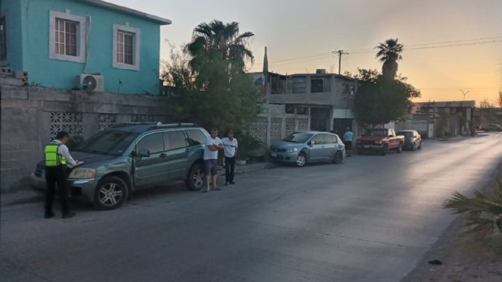 Ebrio choca dos vehículos estacionados en Voluntad 4; ciudadanos impiden que huya