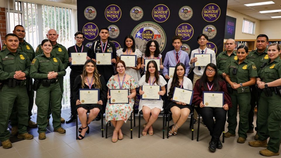 Los muchachos más ejemplares de último grado de las 11 escuelas preparatorias de Laredo, fueron reconocidos como “Jóvenes Del Mes De Diciembre” por la Patrulla Fronteriza.