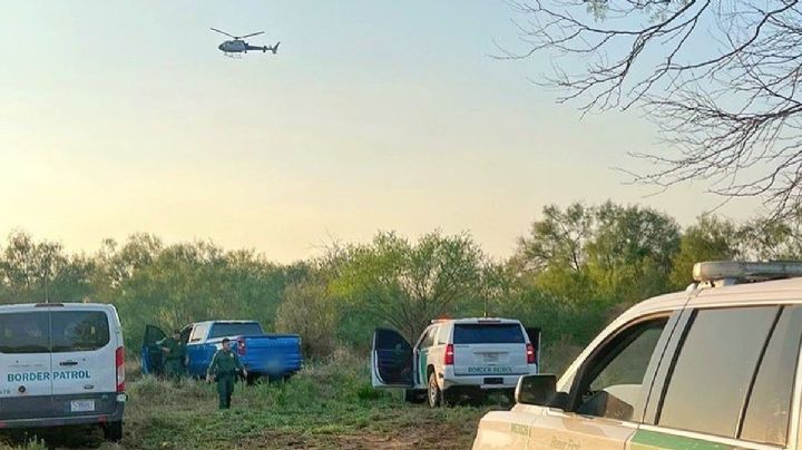 'Coyote' abandona su camioneta llena de indocumentados durante persecución policiaca