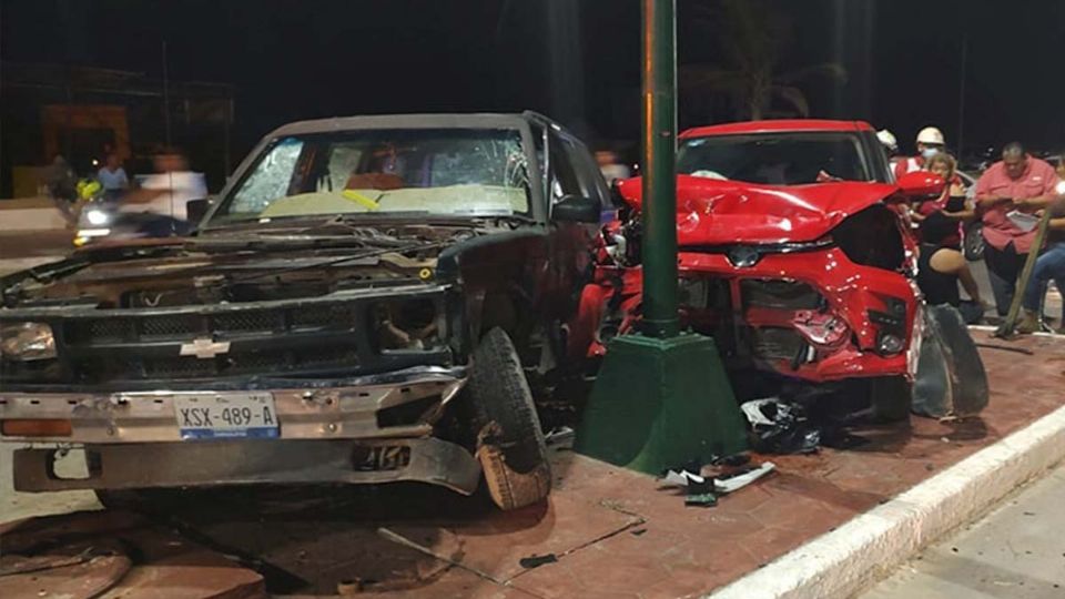 Brutal accidente deja prensados a los conductores en playa Miramar