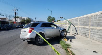 Choca y tumba poste de alumbrado público a espalda del TEC: abandona camioneta