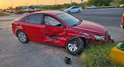 Vieja F-150 impacta de lleno contra Cruze en el Bulevar Colosio; culpable escapa corriendo