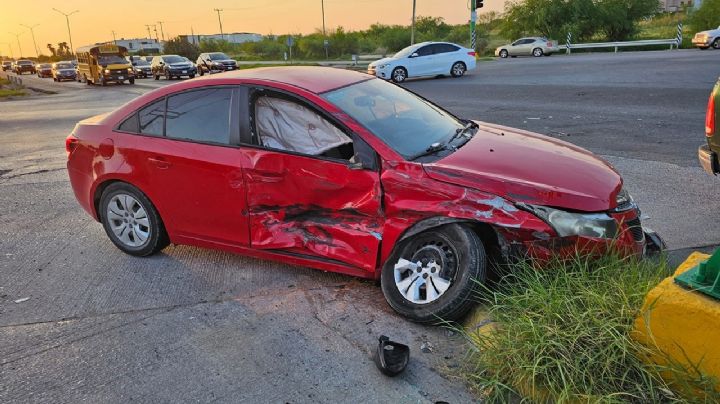 Vieja F-150 impacta de lleno contra Cruze en el Bulevar Colosio; culpable escapa corriendo