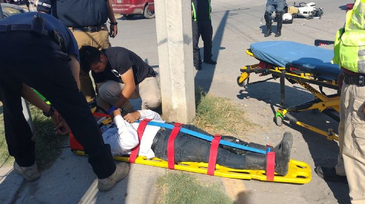 Camioneta invade carril y choca a motociclista en Valles de Anáhuac; lo manda al hospital