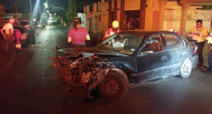 Nuevo Laredo: automovilista causa choque, tira poste y escapa a pie para evadir deuda