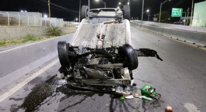 Se vuelca en Carretera Aeropuerto tras chocar contra muro divisorio; abandona Versa