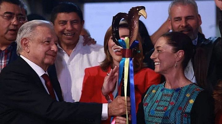Claudia Sheinbaum recibe el bastón de mando de manos de AMLO
