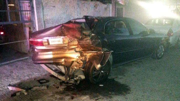 Por manejar briago, con su 'troca' poderosa apachurra a cuatro autos estacionados