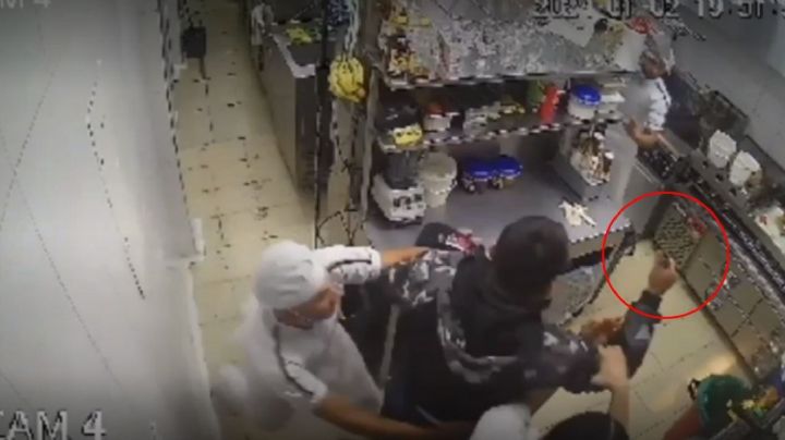 Hombre intenta matar a su exnovia y a su compañero de trabajo por celos; tenía un cuchillo | VIDEO