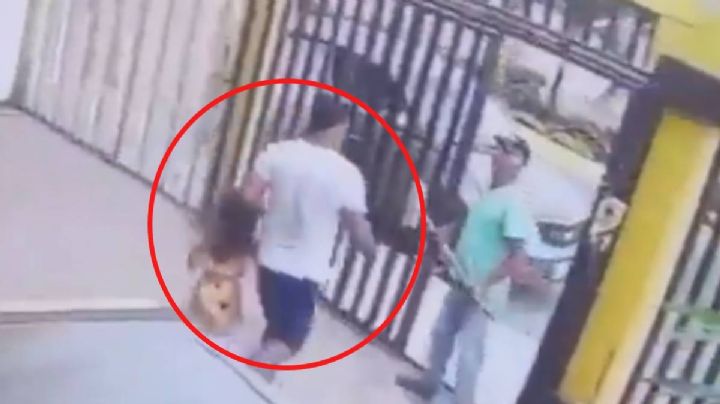 Conserje salva a una niña de ser raptada; su madre la descuidó un segundo | VIDEO