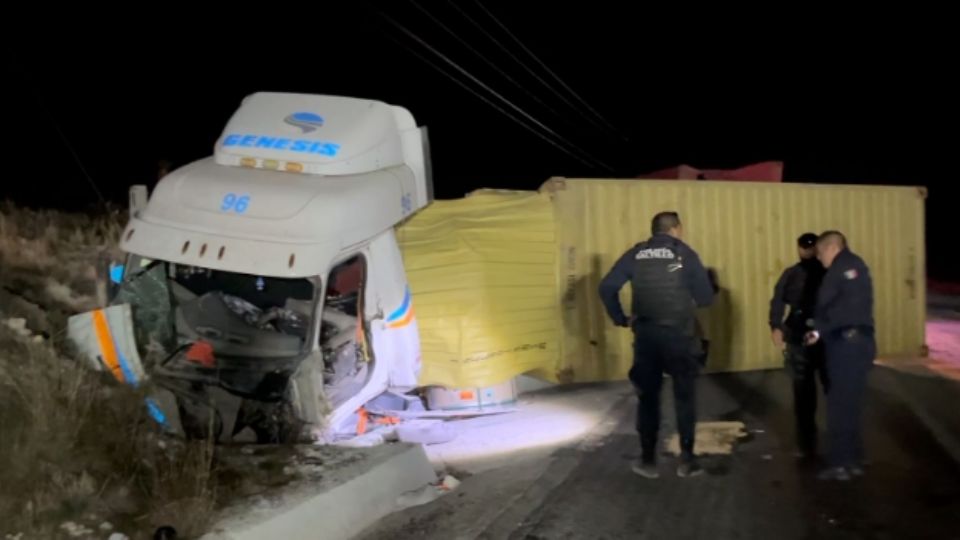 Un segundo de distracción casi le cuesta la vida al conductor de la pesada unidad, siendo auxiliado por otro de sus compañeros en el camino