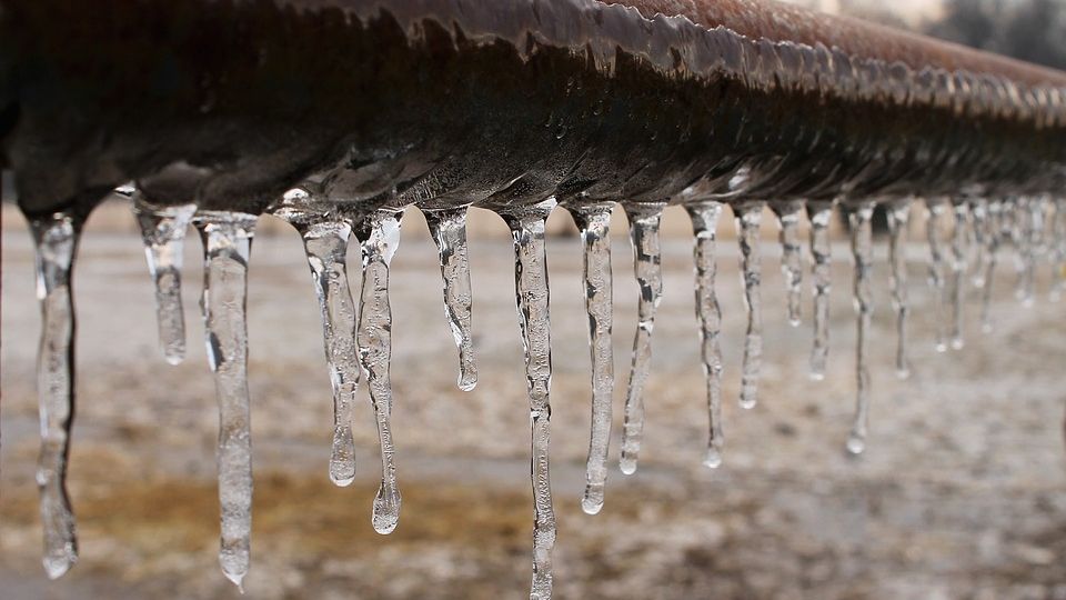 Una de las sugerencias es tener un ligero goteo en la llave, con el fin de que el agua se mantenga en movimiento y no se congele.