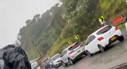 MOMENTO EXACTO dónde alud de tierra atrapa autos: hay 23 muertos | VIDEO