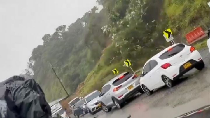 MOMENTO EXACTO donde alud de tierra atrapa autos: hay 23 muertos | VIDEO