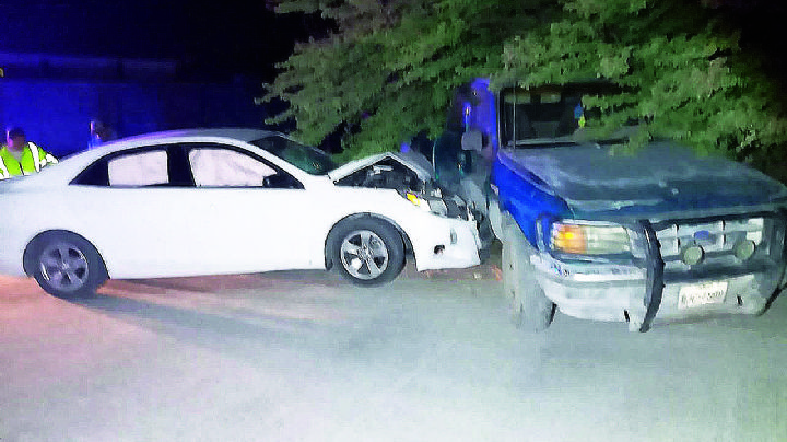 Maneja tomado, se pasa alto y colisiona