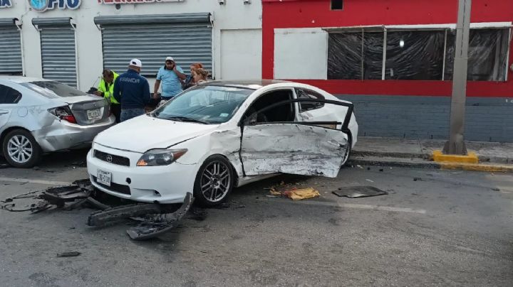 Conductor distraído provoca fuerte choque contra camioneta en crucero Maclovio Herrera