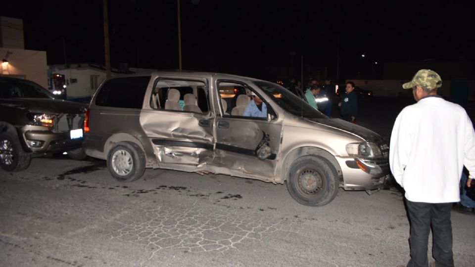 Por fortuna, ninguna de las personas de la camioneta van salió lesionada.