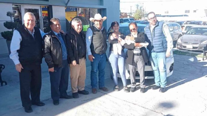 Monclova: Joven de 14 años, madre de gemelas, encuentra boleto en la basura y gana un auto