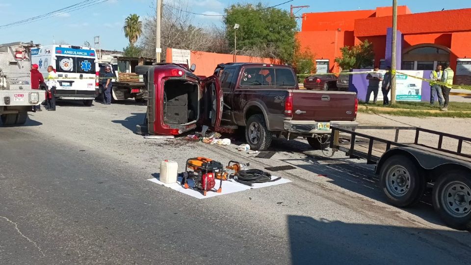 Dos hermanas perdieron la vida de manera instantánea al impactarse la camioneta en que viajaban.