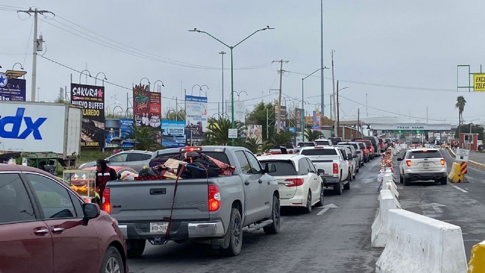 Paisanos regresan por Nuevo Laredo para regresar a sus hogares en Estados Unidos.