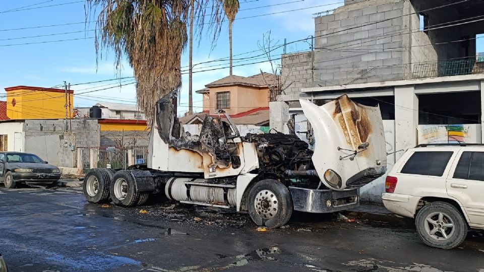 El tráiler quedó completamente destruido por las llamas