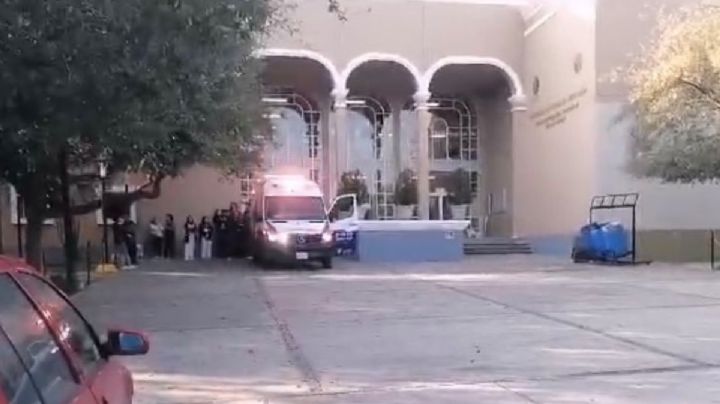 Apuñalan a alumna en preparatoria de UANL; atacante portaba máscara y guantes