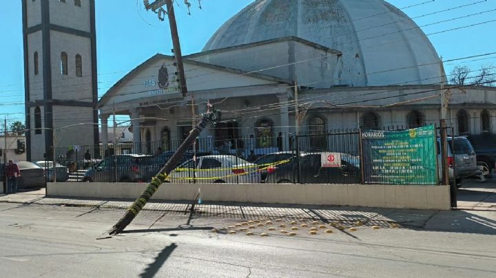 Automovilista parte poste de la CFE en dos y se da a la fuga I FOTOS