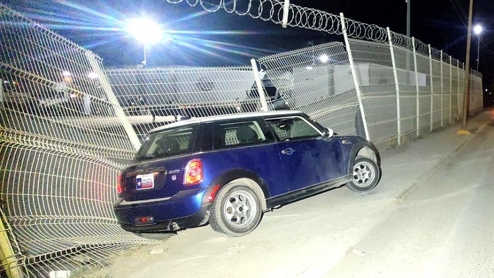 El Mini Cooper fue abandonado por su chofer para no pagar los daños