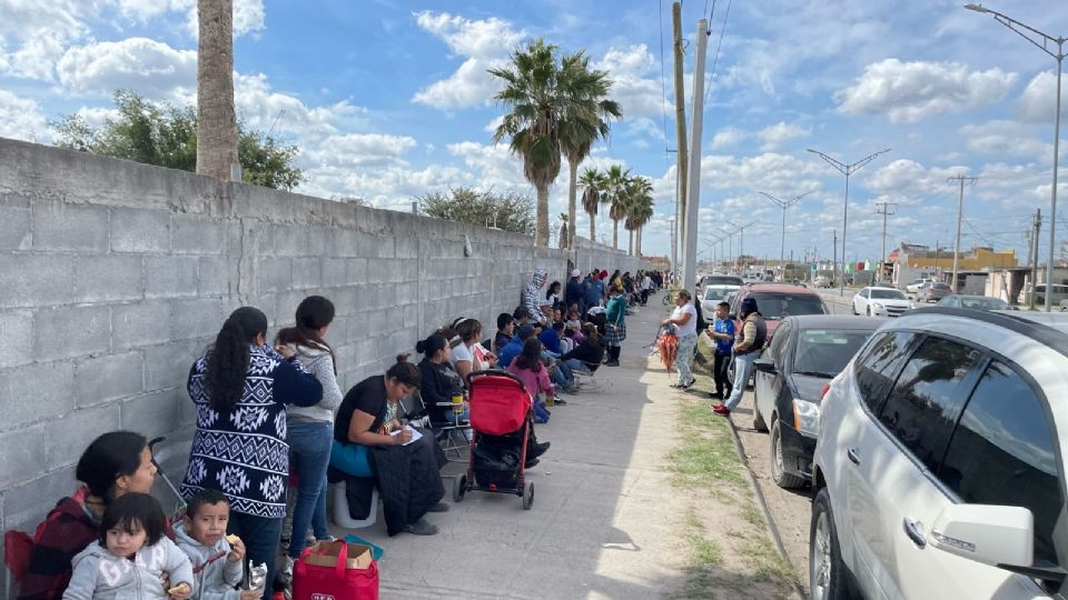 Padres y madres de familia ya se encuentran en la fila para alcanzar ficha de inscripción.