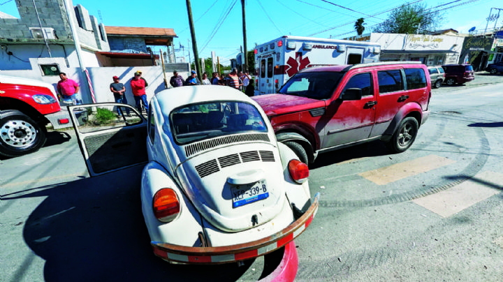 Conductor ebrio lesiona a mujer en choque en la colonia Mirador