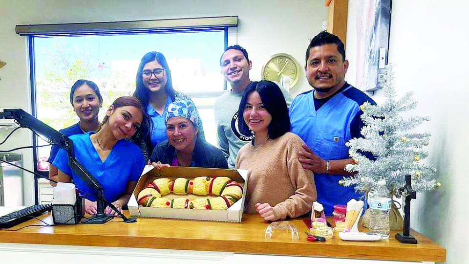 En centros de trabajo, como esta clínica dental, la tradición se mantuvo fuerte