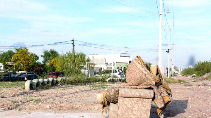 Vecinos de la colonia Colorines tiran basura