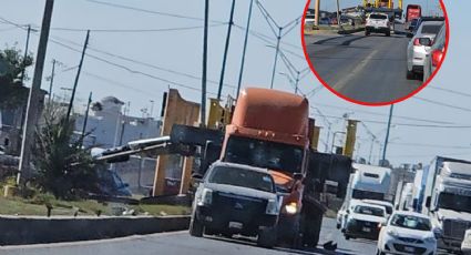 Tráiler se lleva de 'corbata' a semáforo en la Carretera Aeropuerto