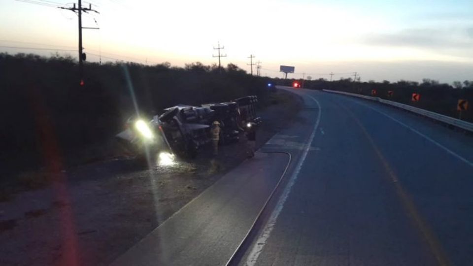 La pipa que volcó en carretera a Reynosa iba cargada de combustible.