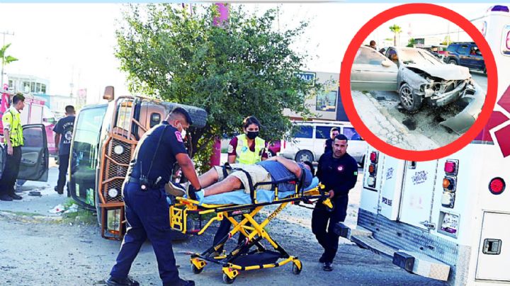 Conductor da vuelta 'prohibida' en su camioneta, choca con auto y termina volcado; hubo heridos