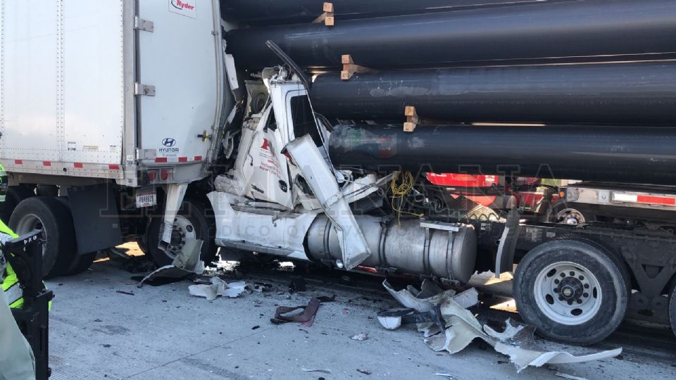 La pesada unidad fue prensada por adelante y atrás, debido al choque y a los materiales que transportaba