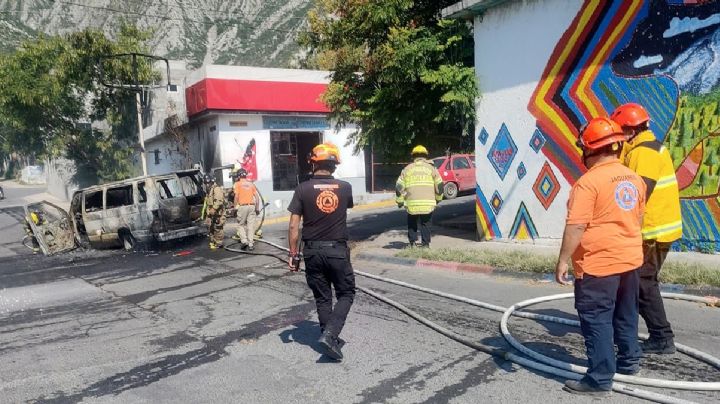 Se incendia transporte escolar con niños y chofer adentro
