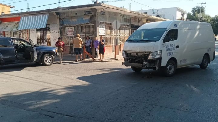 Nuevo Laredo: chofer de paquetería se vuela el alto y se estrella con una Jeep en el Centro