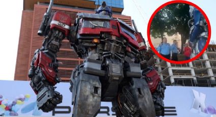 Captan a policía 'peleando' con Optimus Prime en un parque; ¿cuáles fueron los motivos?