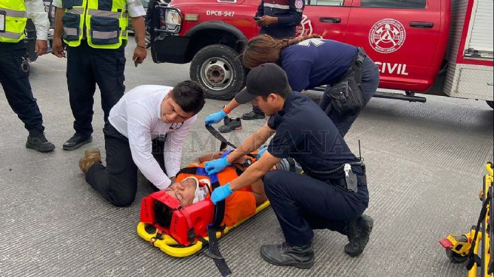 Nuevo Laredo: Motociclista se pasa luz roja y choca contra auto último modelo
