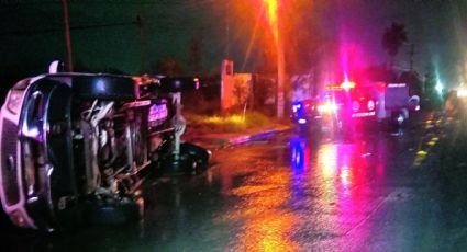 Conductor 'fantasma' choca contra muro de concreto en Carretera Nacional y acaba volcado