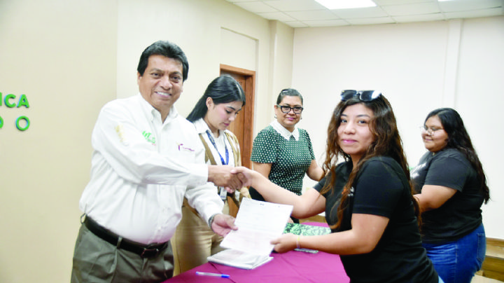 Reciben estudiantes de la Universidad Tecnológica de Nuevo Laredo 54 becas completas