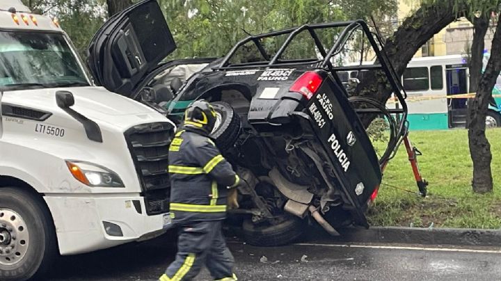 Trailero impacta patrulla y termina prensada contra árbol: policía muere entre fierros retorcidos