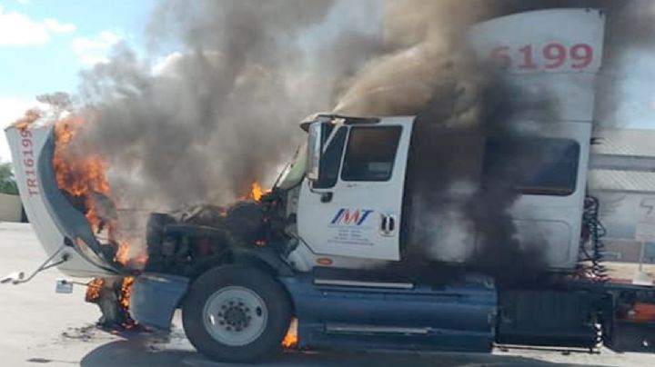 Tráiler estalla en llamas frente a gasolinería en el Camino a Las Minas