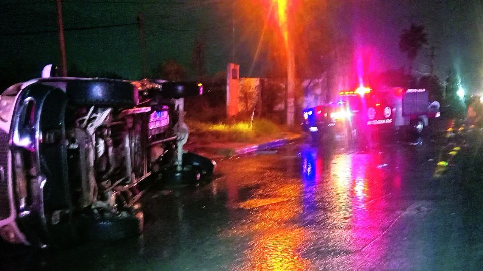 La camioneta quedó volcada sobre la Carretera Nacional