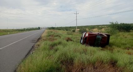 Tráiler le da cerrón y termina volcado en la Carretera Nuevo Laredo-Monterrey; lo mandan al hospital