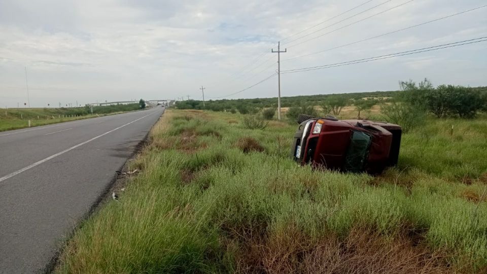 La camioneta volcó aparatosamente y su conductor fue llevado al hospital de emergencia