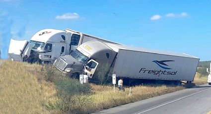 Tractocamiones chocan de forma violenta y se salen de la Mex 2 en el tramo 'Uno y Uno'