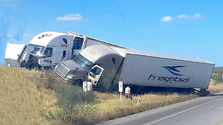 Tractocamiones chocan de forma violenta y se salen de la Mex 2 en el tramo 'Uno y Uno'