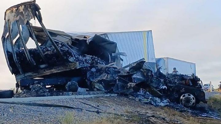 Camión cargado con botellas de tequila arde en llamas en una carambola en la Monterrey-Nuevo Laredo